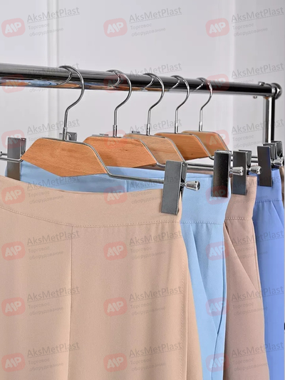 AM030 (SHL030) Вешалка металлическая с зажимами для брюк и юбок с деревянной вставкой цвет: натуральное дерево