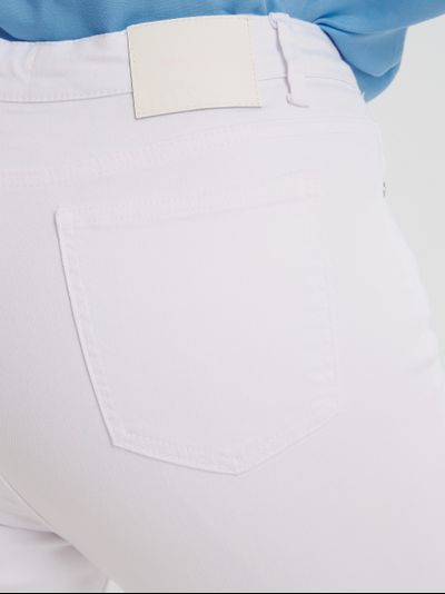 Джинсы белые зауженные