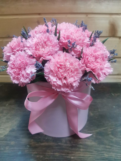 Шляпная коробка с диантусами "Розовый пух"