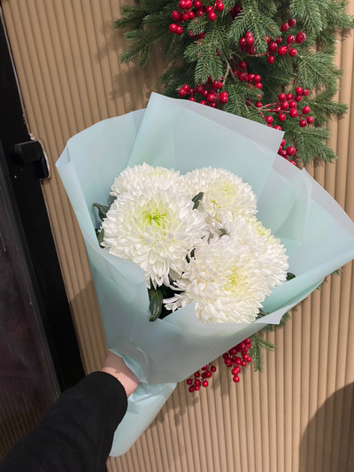 Классический букет из 5 белых хризантем Magnum White