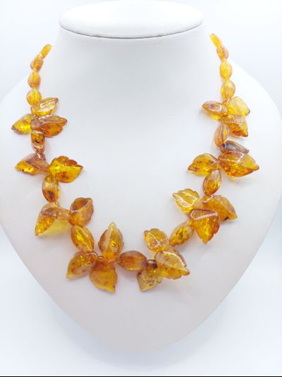 Колье камнерезное из янтаря "Листики" 11047