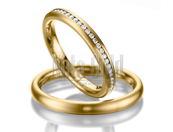 Классические обручальные кольца бублики из белого золота с дорожкой бриллиантов в женском кольце