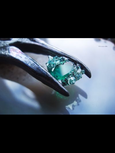 "Ледяной Пингвин Полярных Шаманов", волшебная брошь с изумрудом