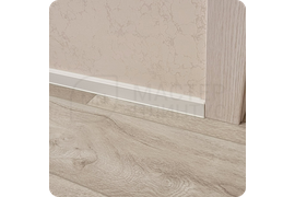 Функциональный дизайн: установка белого плинтуса Dollken Cubu Flex Life 40 с мягким краем обеспечивает плотное прилегание и надежную защиту от влаги в любых помещениях.