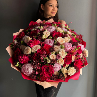 ЭФФЕКТНЫЙ БУКЕТ С ЯРКИМИ РОЗАМИ, КУСТОВЫМИ ПИОНОВИДНЫМИ РОЗАМИ, МАЛИНОВЫМИ ГВОЗДИКАМИ, ЭУСТОМОЙ И СКИММИЕЙ -(АРТ С134)