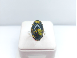 Кольцо овальное с зеленым янтарем