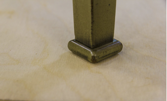 Банкетка малая на прямых точеных ножках с мягким сиденьем.