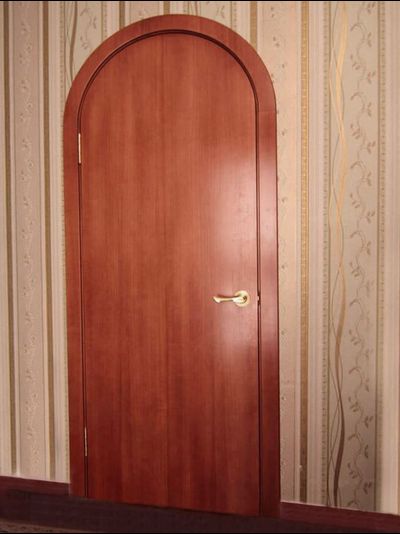 Гладкая арочная дверь