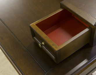 Стол письменный - бюро, с верхней надстройкой и двумя выдвижными ящиками.