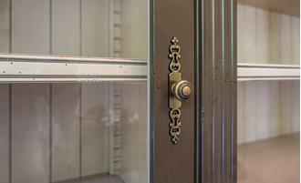 Библиотека модульная с лестницей, с открытой центральной частью.