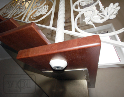 л-47. кованое ограждение, столбы "косичка." ступени, поручень - массив дуба