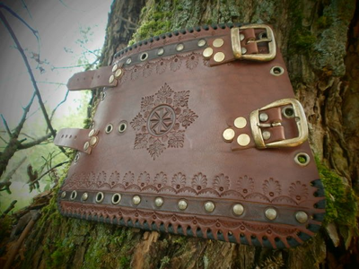 Наруч с отверстиями для самостоятельного закрепления ножа и дополнительными отверстиями для шнуровки.