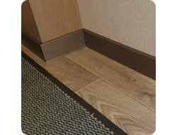 Плинтус ХДФ Dollken Cubu Flex Life 80мм Х 2,5 м 1245 Бронза в интерьере 5