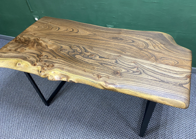 обеденный стол из слэбов карагача с природным краем