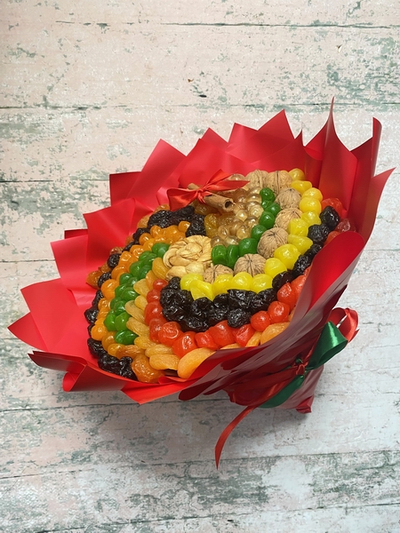 Букет из сухофруктов "Рада" в ярко красной упаковке