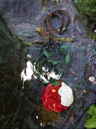 Комплект фэнтези-украшений "Яблочко Белоснежки" (парадное колье и крупные серьги)