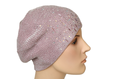 Розовый берет со стразами осенний