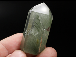 Кварц горный хрусталь с фантомами и хлоритом, кристалл полированный, Бразилия (50*24*18 мм, 35 г) №36850