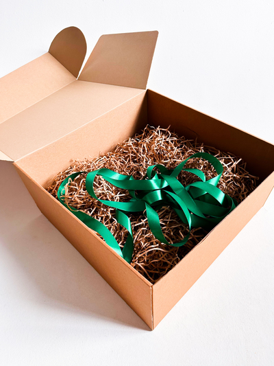 Огромная подарочная коробка GILEV 45х45х20см с зеленой лентой и наполнителем крафт