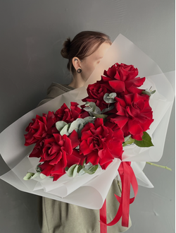 Большие красные розы с эвкалиптом