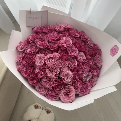 БУКЕТ ИЗ 51 ЯРКО РОЗОВОЙ ПИОНОВИДНОЙ РОЗЫ