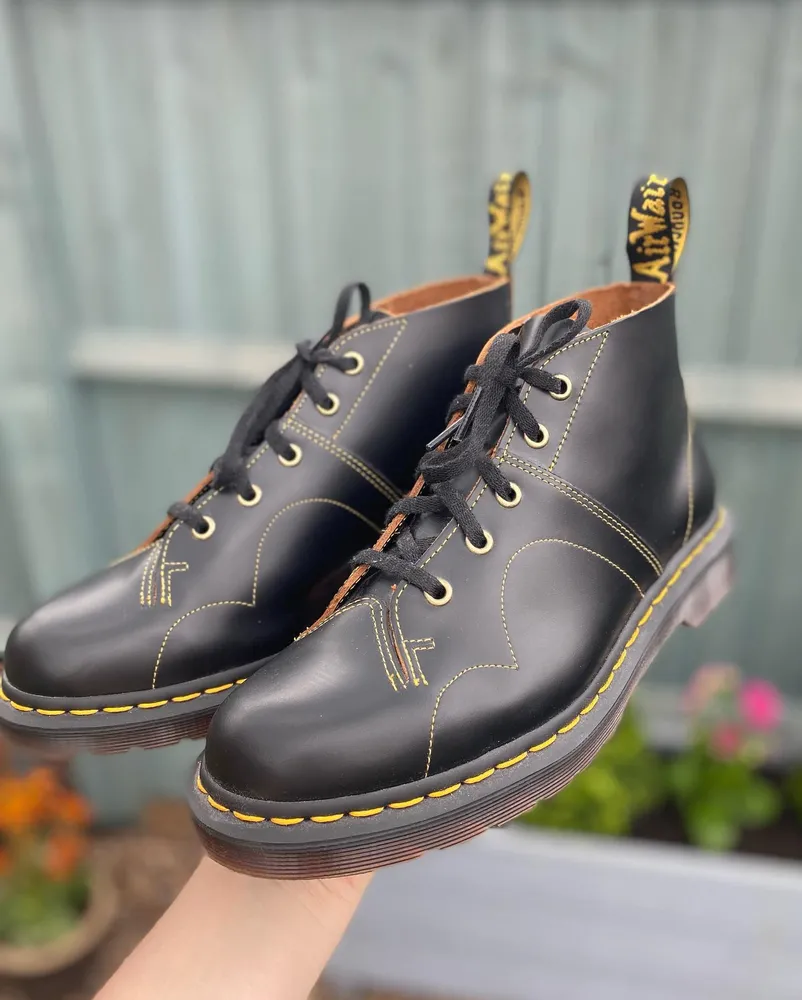 С размерами от 36 до 45 каждый сможет найти свою пару черных ботинок DR. Martens из натуральной кожи.