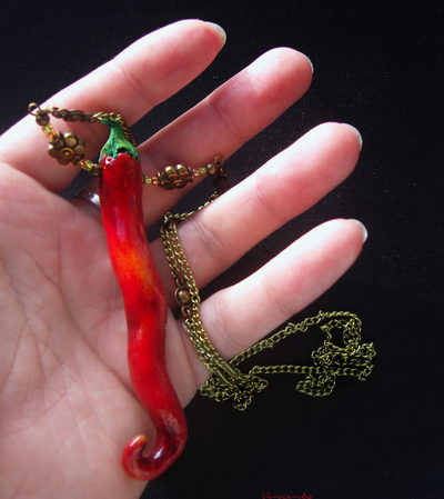 "Секретный ингредиент", яркий кулон с красным перцем чили