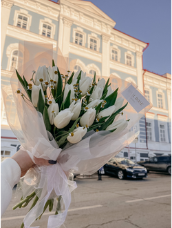 Тюльпаны и полевые ромашки