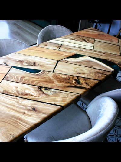 стол мозаика из массива дерева с эпоксидной смолой для студии