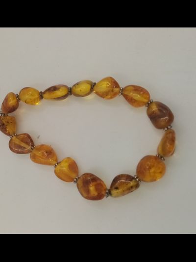 Браслет из натурального янтаря на резинке с бижутерией