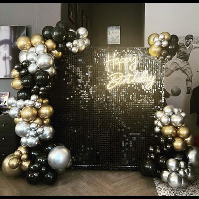 Фотозона из черных пайеток с гирляндой из шаров № 1476