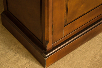 Книжный шкаф со стеклянными дверьми с перекрестиями.