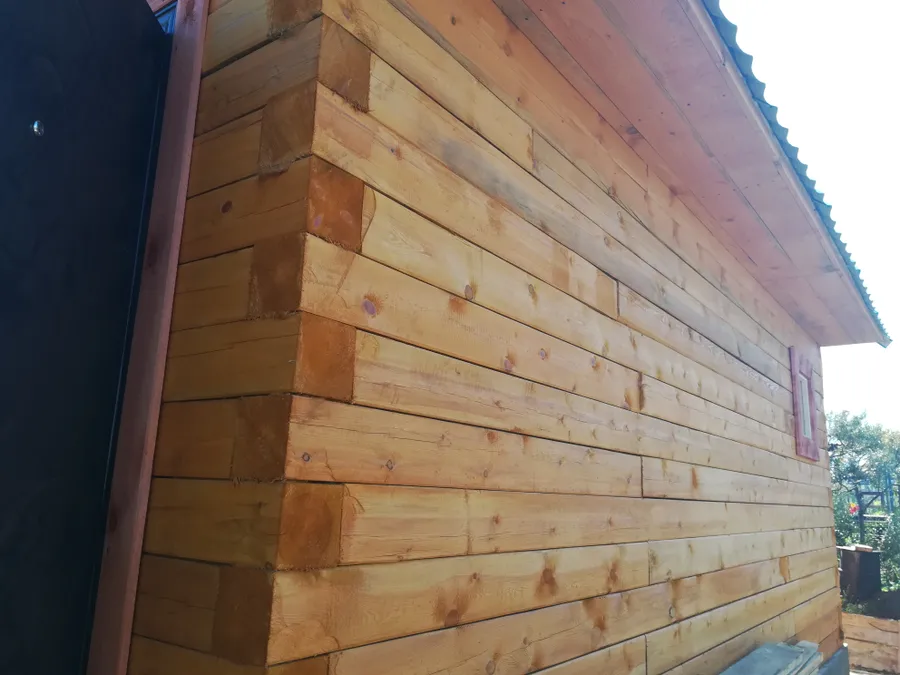 сруб обработан деревозащитным составом, цвет "Груша", обналичка вокруг двери и окон выделена цветом "Рабина"