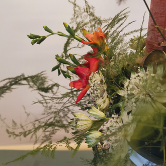 Интерьерная композиция с цветами, свеча и подсвечник в наборе