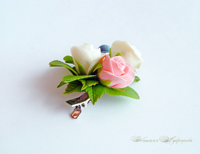 Заколка/ брошь "Розочки с голубикой".