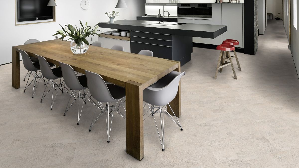 Пробковый пол на кухне, общий вид