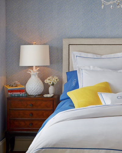 БЕЛАЯ НАСТОЛЬНАЯ ЛАМПА “АНТИГУА”