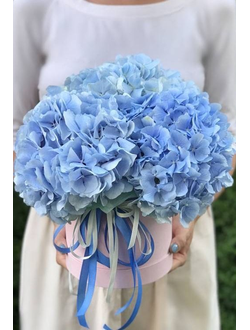 Шляпная коробка с голубой гортензией