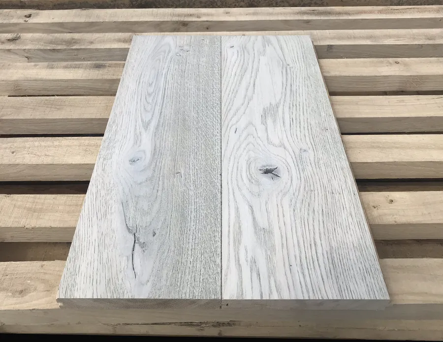 Согласованный с заказчиком образец. За основу была взята доска из массива дуба (сортировка "Рустик", т.е. с сучками), доска была брашированна (технология искусственного старения древесины) и покрыта маслом с добавлением воска. 