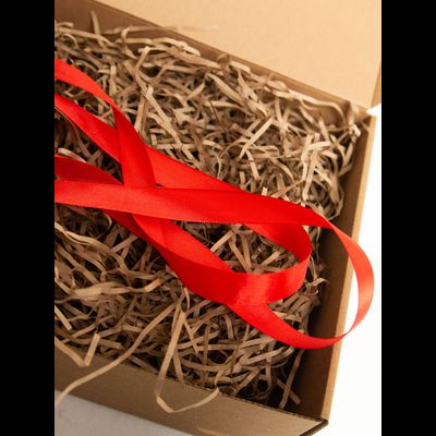 3 штуки - Подарочная коробка с наполнителем КРАФТ и красной лентой (32x22x10 см)