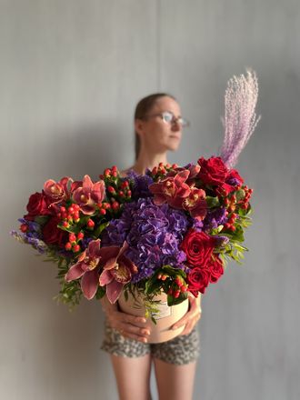 Букет: гортензия, орхидея, роза, гиперикум, статица. Цветы в коробке, яркий букет, цветы маме