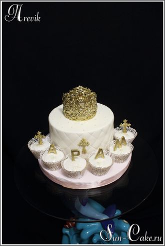 Торт с золотой короной.