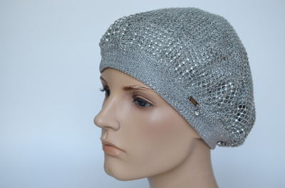 Серебристый берет со стразами