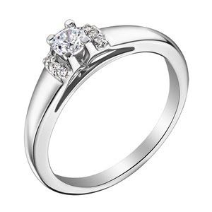 Красивое помолвочное кольцо с бриллиантами