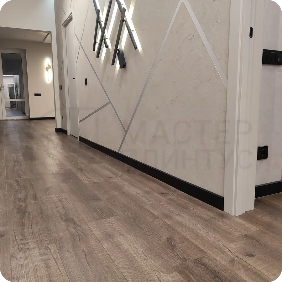 Стильный интерьер: установка черного плинтуса Dollken Cubu Flex Life 80 для создания элегантного образа помещения.