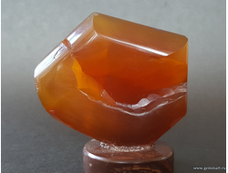 Сердолик на подставке.