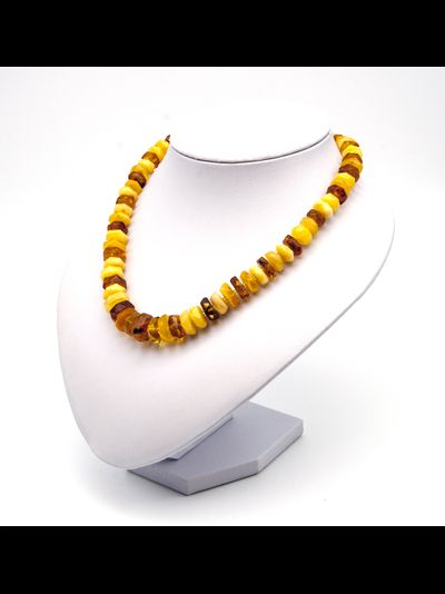 Бусы камнерезные шестигранники из янтаря