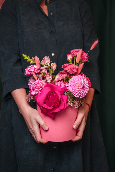 Розовая коробка с цветами