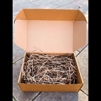 2 штуки - Подарочная коробка с наполнителем КРАФТ и зеленой лентой (32x22x10 см)