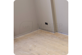 Алюминиевый плинтус ПЛ 100 после монтажа — эффектный акцент в дизайне помещения.